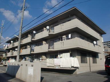 京都市山科区竹鼻竹ノ街道町のマンションの建物外観