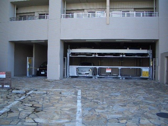 【福岡市博多区銀天町のマンションの駐車場】