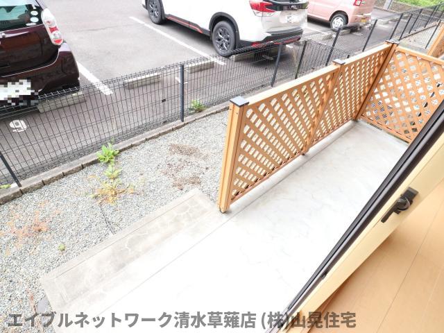 【静岡市葵区南瀬名町のアパートのバルコニー】