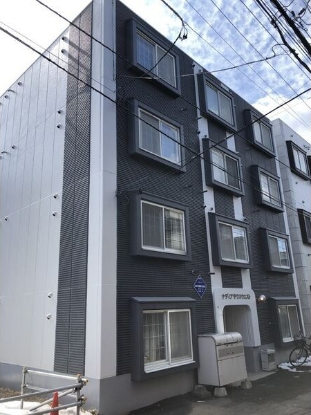 札幌市中央区南八条西のマンションの建物外観