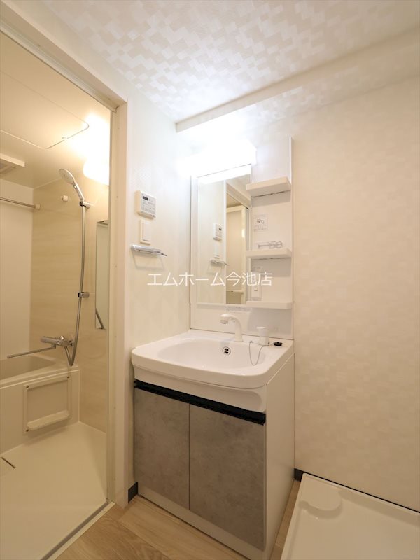 洗面設備　脱衣所　独立洗面台（シャンプードレッサー付）室内洗濯機置き場