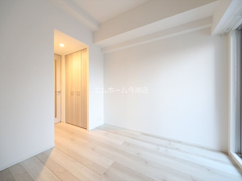 居室・リビング　洋室6.5帖　エアコン付　収納充実　バルコニー