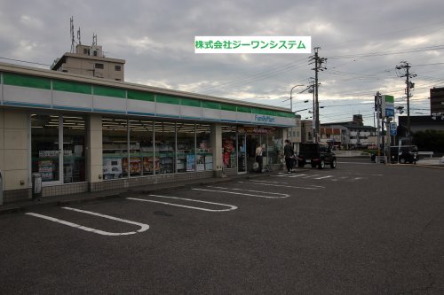 コンビニ　ファミリーマート（コンビニ）まで265m
