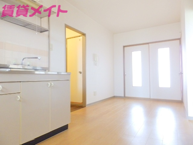 居室・リビング　同物件別室写真