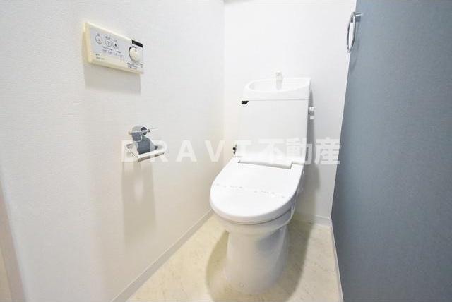 トイレ　【BRAVI南堀江】落ち着いた色調のトイレです