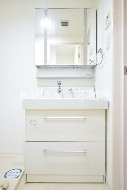 洗面設備　【BRAVI南堀江】脱衣スペースもあります