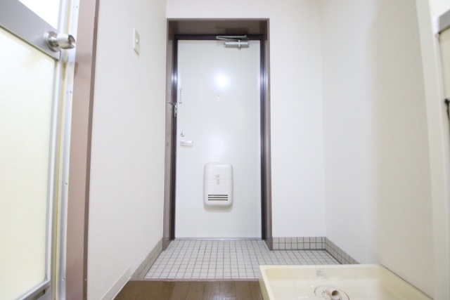 玄関　※別部屋の参考写真の為、原状優先です。