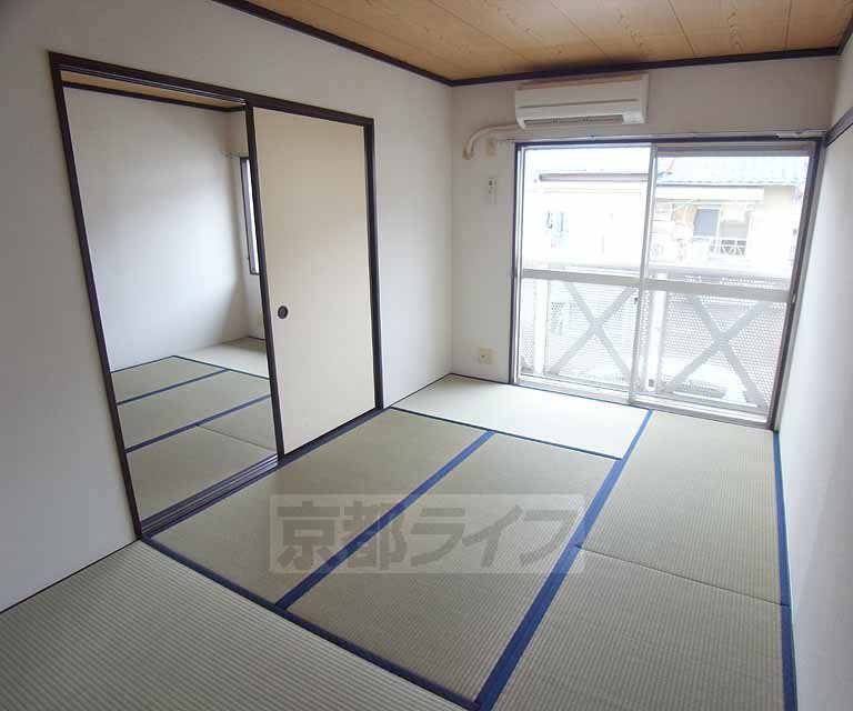 居室・リビング　日当たりが良く、明るい室内です。