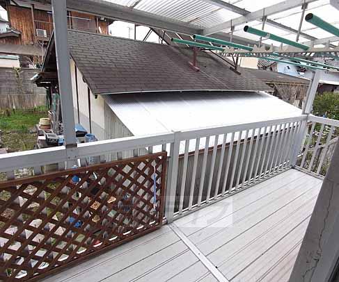 バルコニー　２階にある共同洗濯干しです。