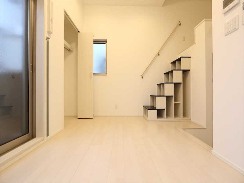 居室・リビング　洋室5.6帖　ロフト5.9帖（収納にも寝室にも使えます）