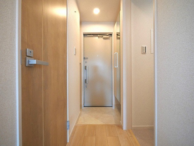 玄関　(参考)同マンション反転間取り他部屋の写真