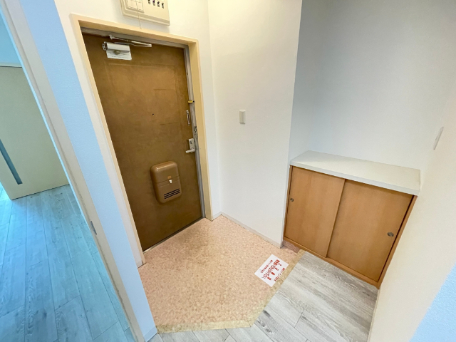 玄関　下駄箱付きの広めの玄関です