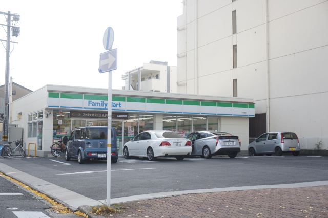 コンビニ　ファミリーマート（コンビニ）まで200m