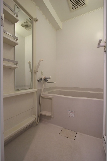 バス・シャワールーム　同物件、別号室のものです。