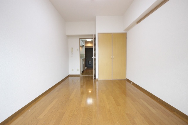 居室・リビング　同物件、別号室のものです。