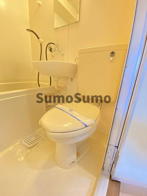 トイレ　落ち着いた色調のトイレです
