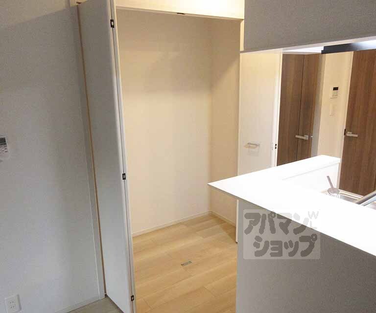 収納　キッチン横に大きな収納があります。