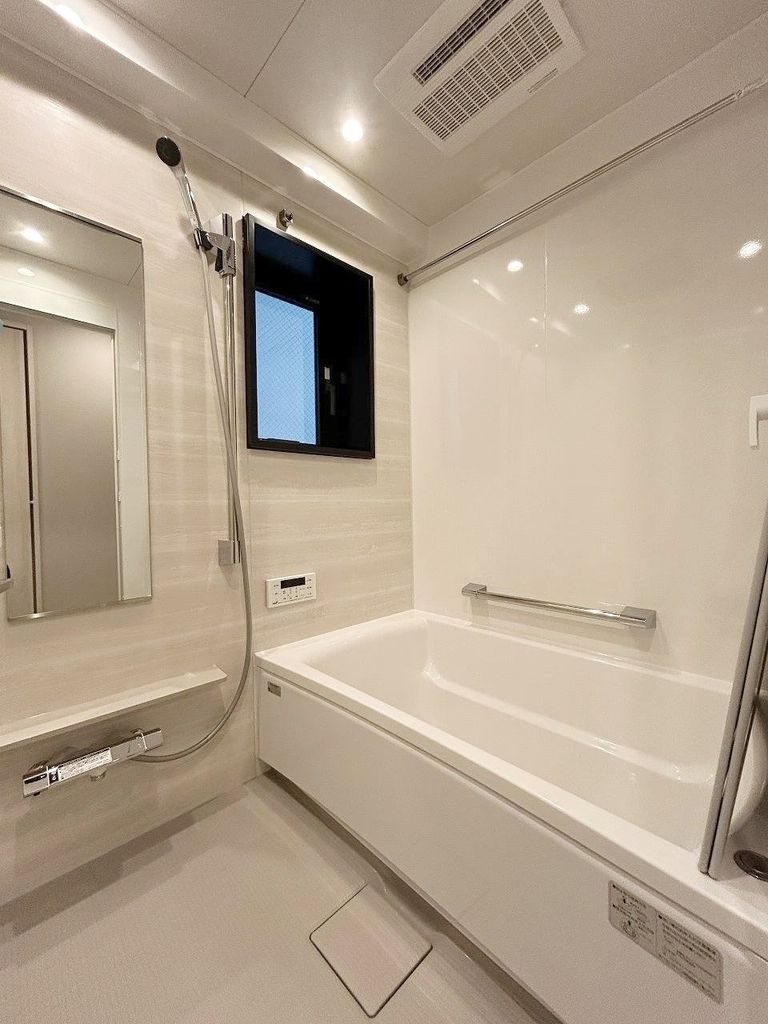 バス・シャワールーム　バスルーム　※窓あり