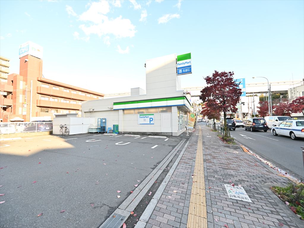 コンビニ　ファミリーマート日野高幡店（コンビニ）まで716m