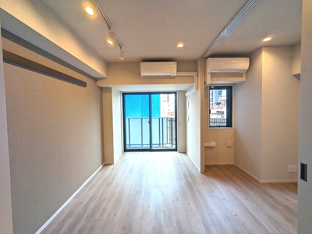 居室・リビング　ルームカラー、偶数階：ノーブルグレージュ、奇数階：モカブラウ