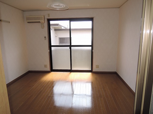 居室・リビング　室内写真は別部屋です
