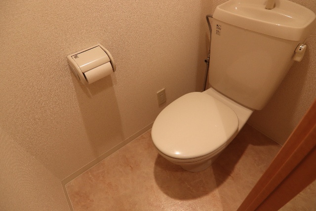 トイレ　※別室の参考写真の為、現況優先です。