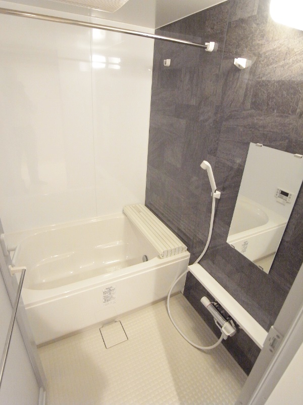 バス・シャワールーム　嬉しい追い焚き・浴室乾燥機付きです♪