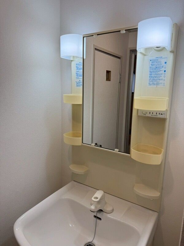 洗面設備　独立洗面化粧台が付いています