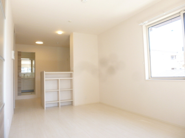 居室・リビング　採光窓も多い明るいリビングです。