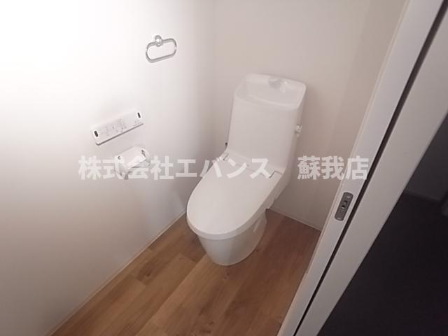 トイレ　落ち着いた色調のトイレです