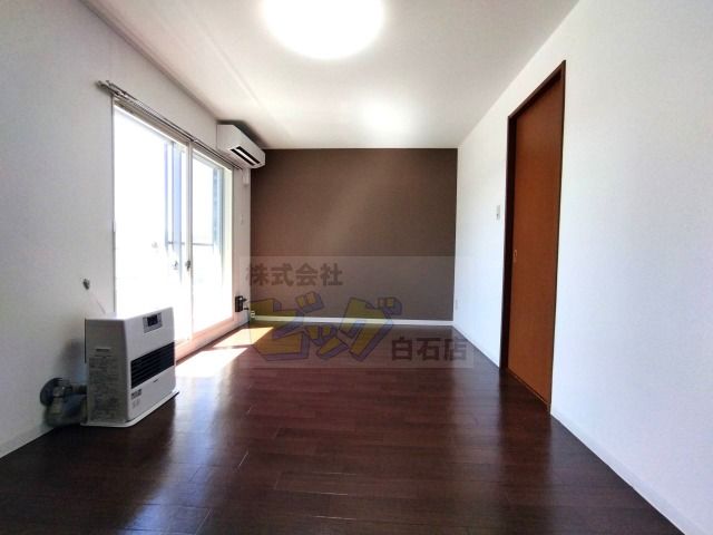 居室・リビング　窓が多く明るいリビングです♪