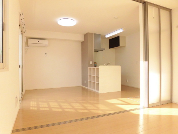 居室・リビング　南向きの明るいリビング＆居室です☆