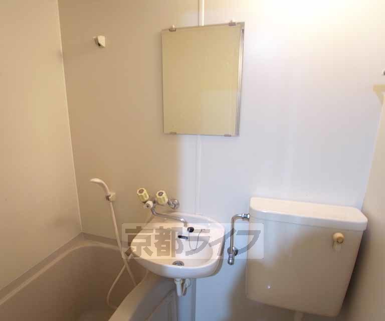 洗面設備　浴室内に洗面台。