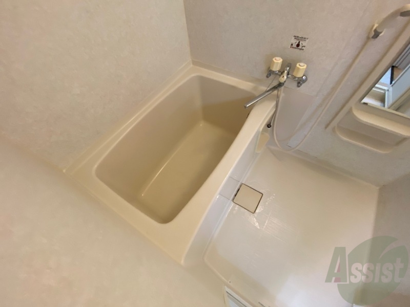 バス・シャワールーム　バスルームは狭すぎず、シャワーも浴びやすそうです。