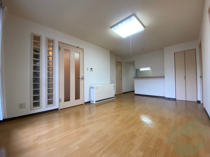 居室・リビング　白さが清潔感を出してくれます。お部屋も明るいですね。