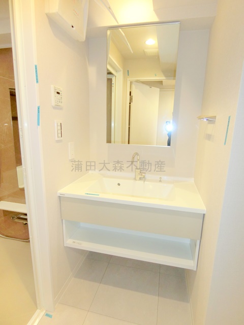 洗面設備　3面鏡の独立洗面台　洗濯機置き場　洗面脱衣所