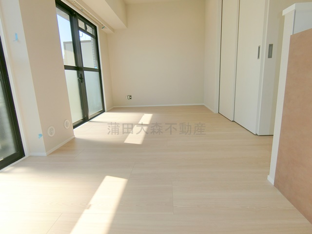 居室・リビング　南西向きの明るいLDK11.2帖　カウンターキッチンのリビン