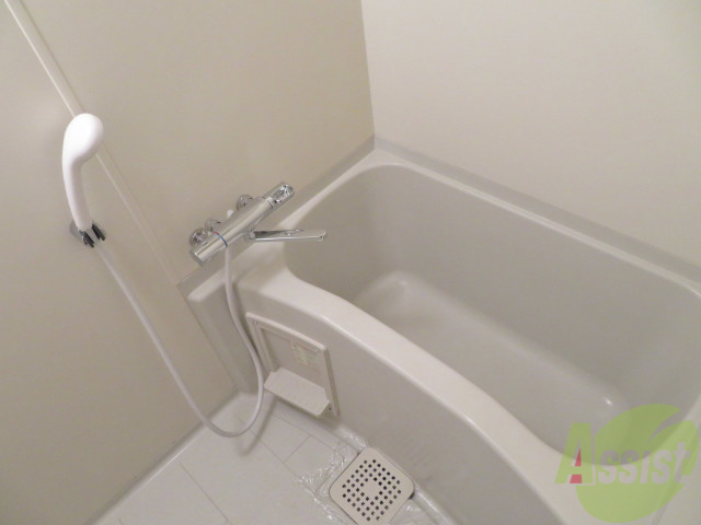 バス・シャワールーム　浴室はこちらのユニットバスになりますねー。