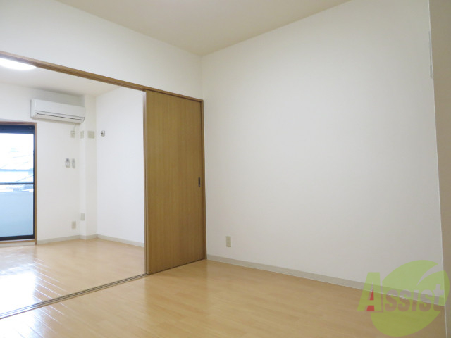 居室・リビング　ダイニングキッチンはこちら７帖のフローリングになりますね