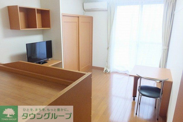 居室・リビング　1階はフローリング、2階はじゅうたんです。