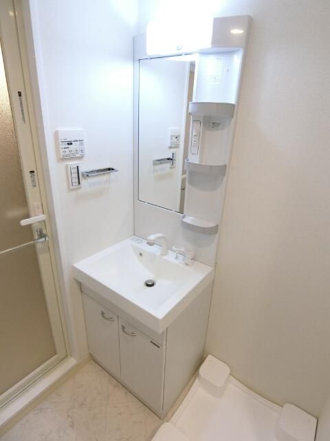 洗面設備　独立洗面台、小物を置くことができて便利です