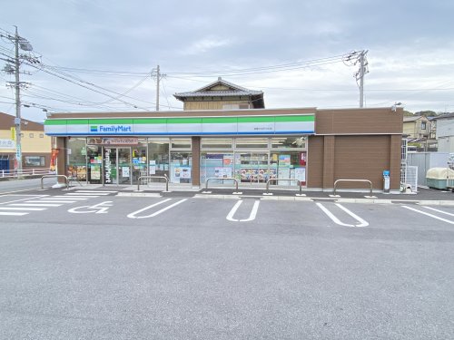 コンビニ　ファミリーマート鈴鹿ひばりヶ丘店（コンビニ）まで1186m