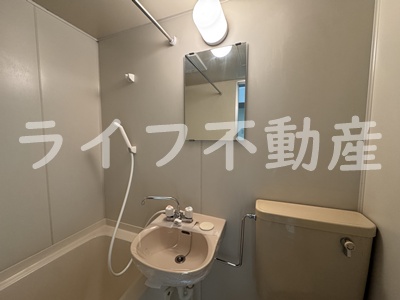 洗面設備　明るい洗面所です