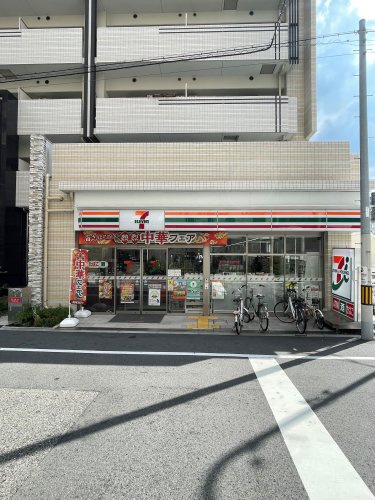 コンビニ　セブンイレブン大阪大国町駅南店（コンビニ）まで165m