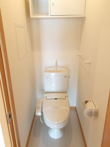 トイレ　落ち着いた色調のトイレです