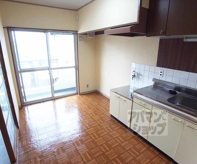 居室・リビング　６帖のダイニングキッチン。