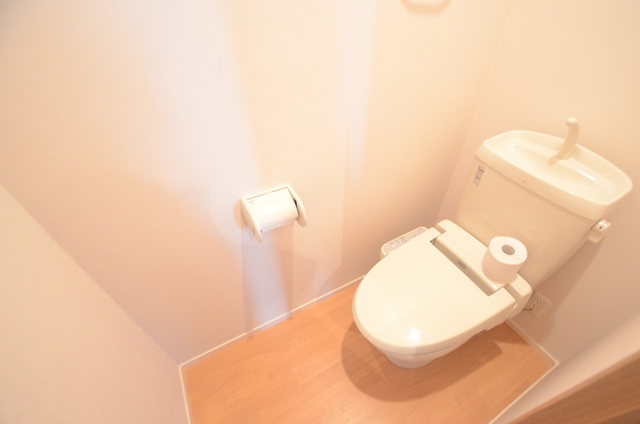 トイレ　温水洗浄便座付きのトイレです♪