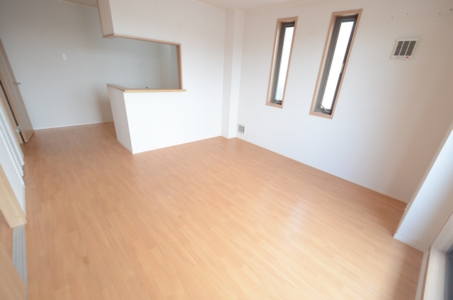 居室・リビング　カウンターキッチン付きのリビングです！