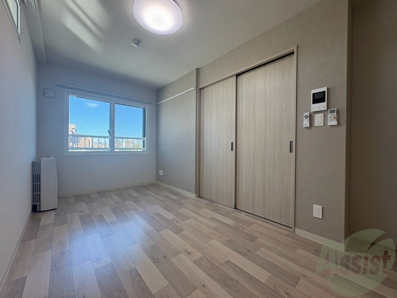 居室・リビング　木目のフローリングは落ち着きのある印象のお部屋になりますね。
