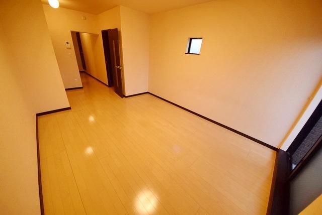その他部屋・スペース　広々9.7帖の洋室です